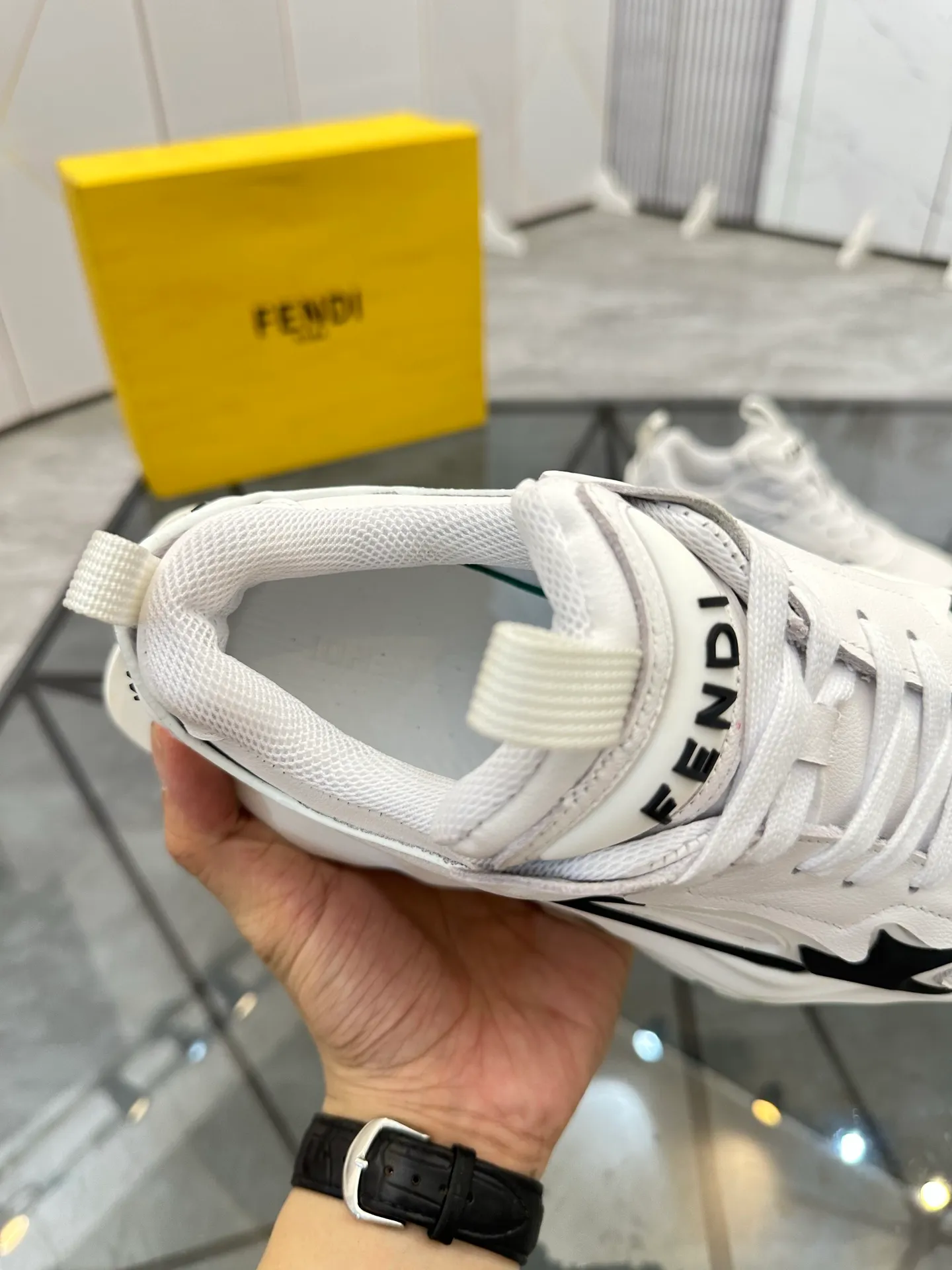 Men's shoes: 💰P580¥ Product trademark: Fendi* "Fendi*" low-top sports shoes Regular size: 39-44 (can be customized to 38.45.46) Product material: imported cowhide upper, breathable lining, original outsole. No.: 0008